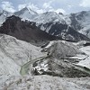 Ein Fluss aus Schmelzwasser windet sich durch das Eis und bildet eine 360 Grad Schleife.